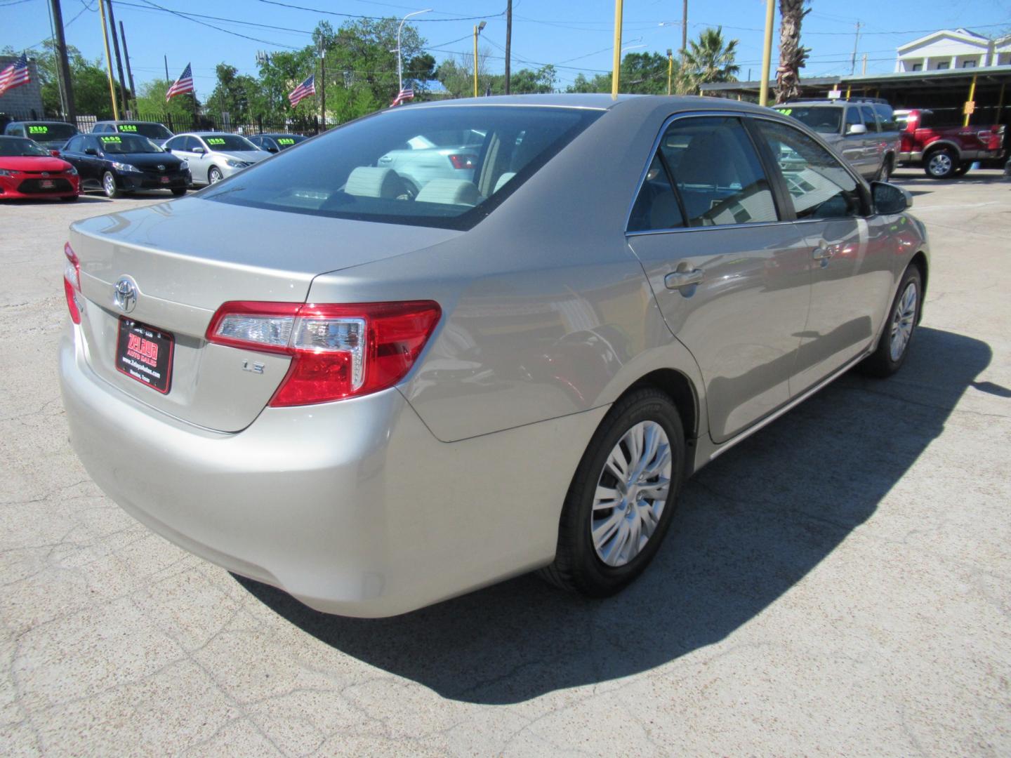 2014 /Tan Toyota Camry L (4T4BF1FK2ER) with an 2.5L L4 DOHC 16V engine, Automatic transmission, located at 1511 North Shepherd Dr., Houston, TX, 77008, (281) 657-1221, 29.798361, -95.412560 - 2014 TOYOTA CAMRY LE VIN: 4T4BF1FK2ER364962 4 T 4 B F 1 F K 2 E R 3 6 4 9 6 2 SEDAN 4 DR 2.5L I4 F DOHC 16V GASOLINE FRONT WHEEL DRIVE - Photo#17